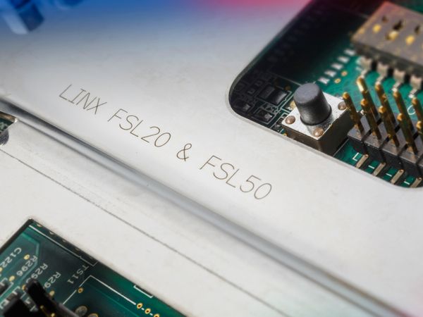 Linx FSL Laserbeschriftung auf Elektronikkomponenten