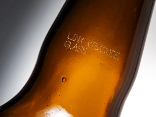 Linx CSL Laserbeschriftung auf braunem Glas Flaschenhals VisioCode