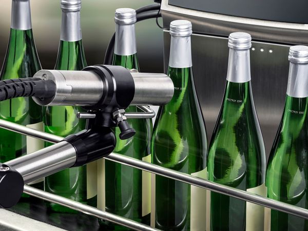 Continuous Inkjet Drucker kennzeichnet Plastikflaschen in der industriellen Fertigung