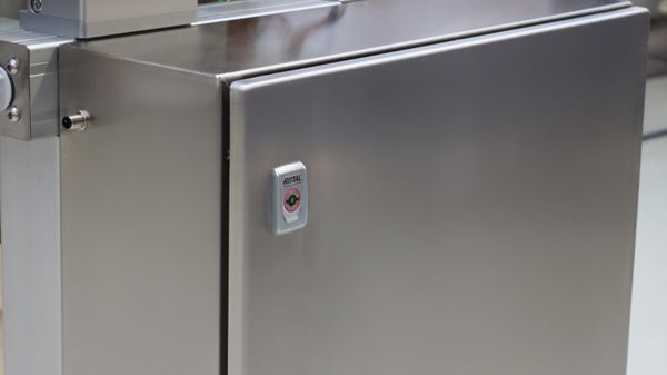 Wassertropfen auf Metall-Oberfläche