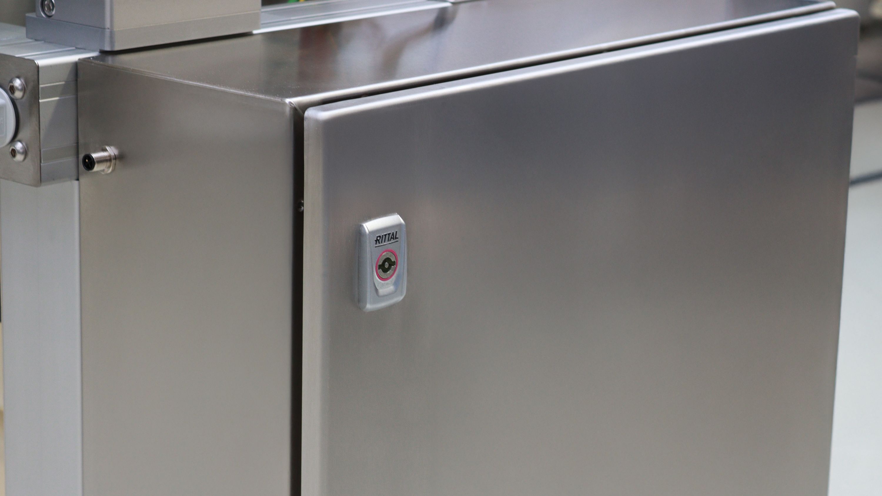 Wassertropfen auf Metall-Oberfläche