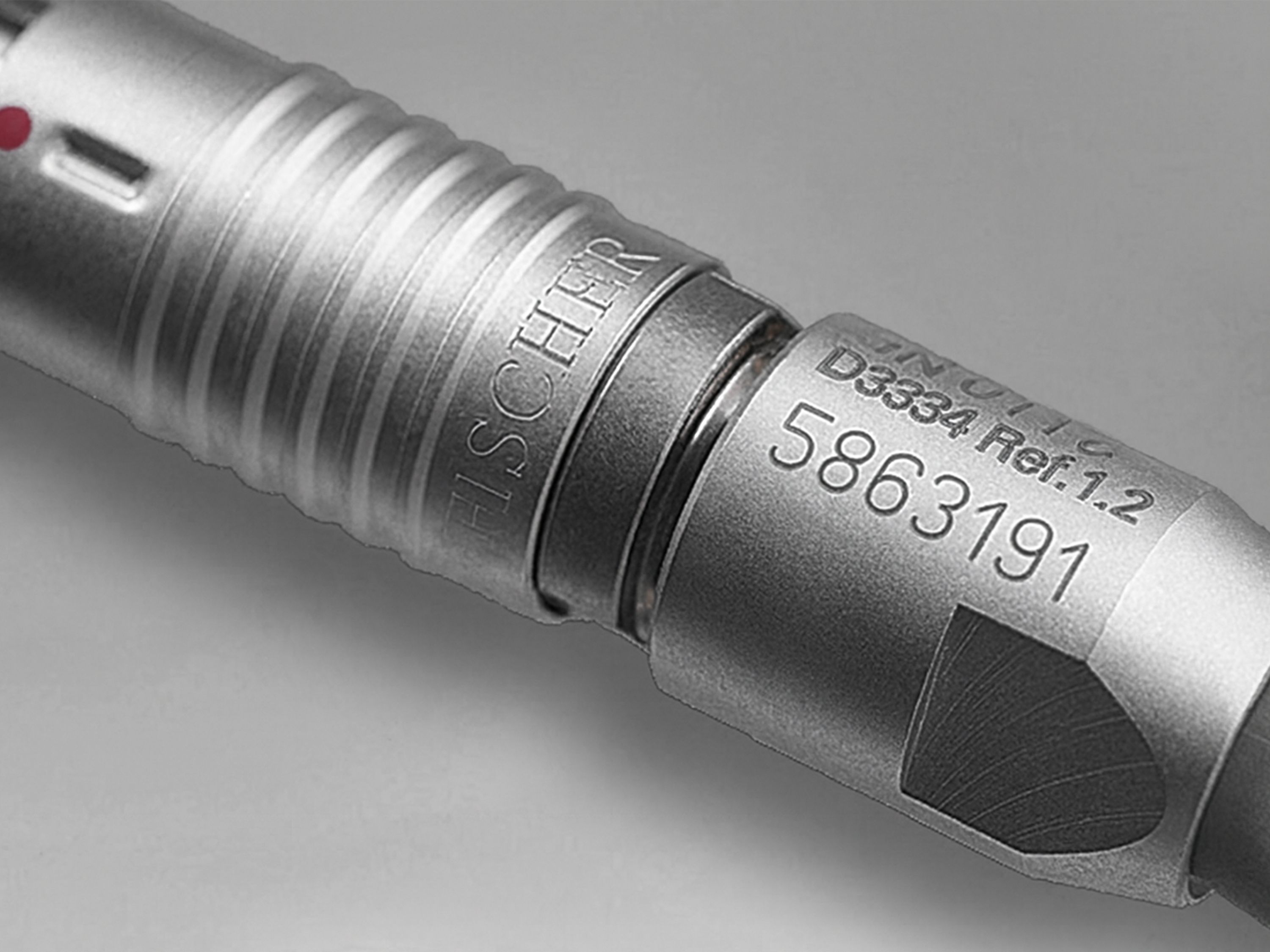 Faserlase-Gravur auf Glühkerze aus Metall