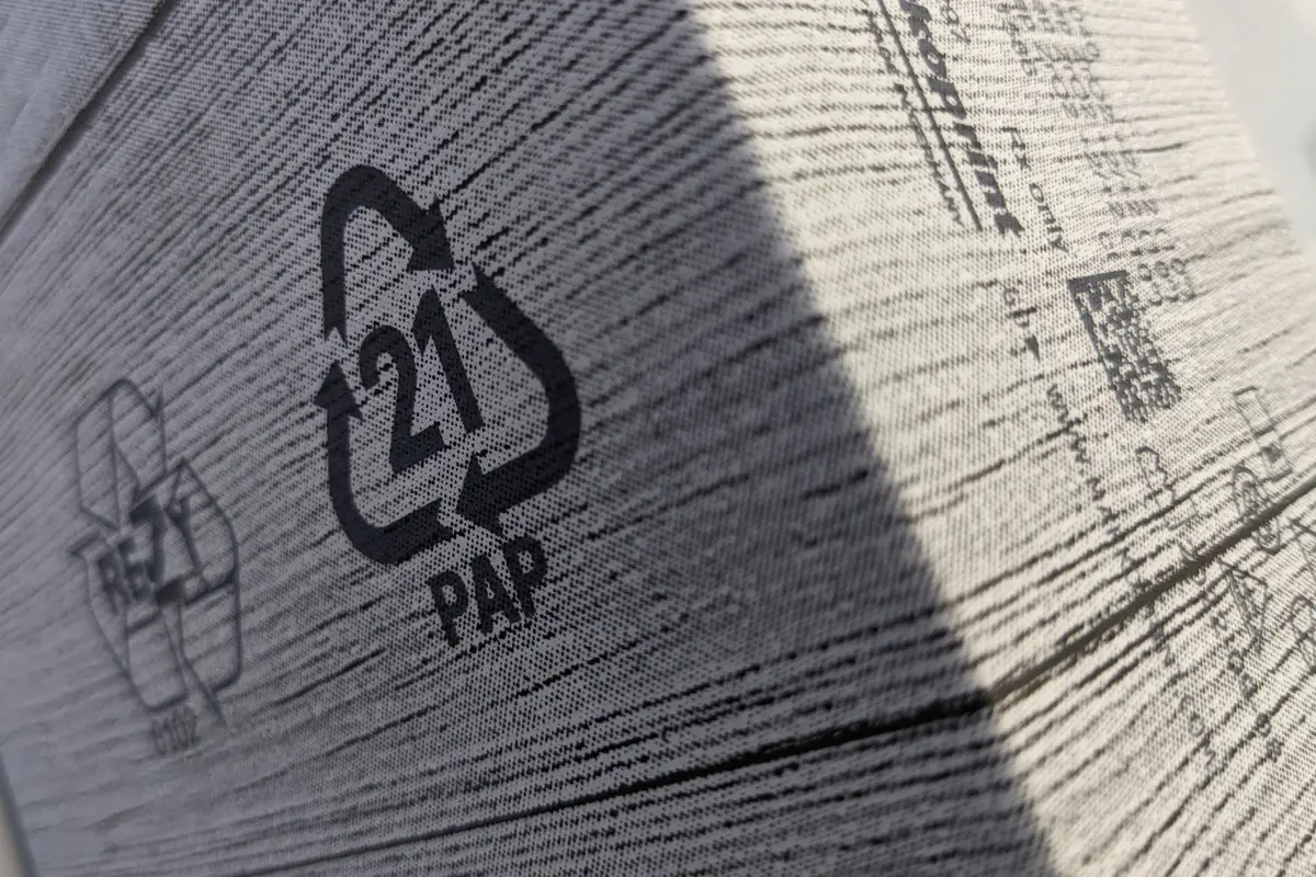 High-resolution inkjet printing on cardboard