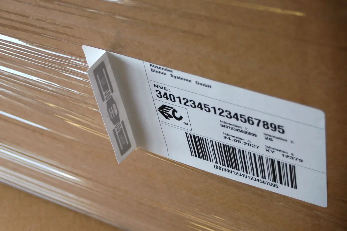 RFID Etikett auf foliertem Karton
