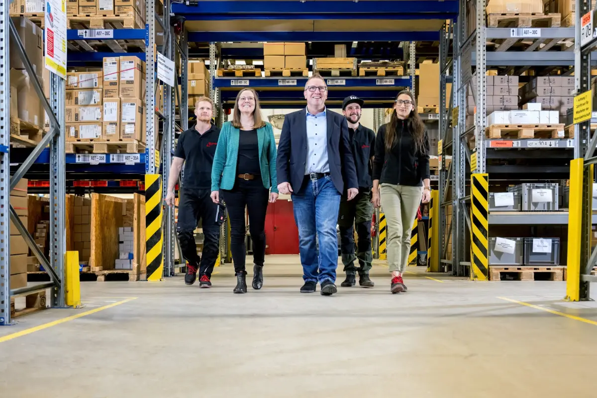 Imagebild Unternehmen / Mitarbeiter Bluhm Systeme zusammen mit Geschäftsführer Volker Bluhm