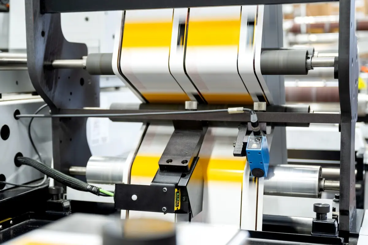 Labelling machine printing labels